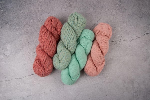 (Productos de Amano Yarns en lana gruesa y lana delgada)